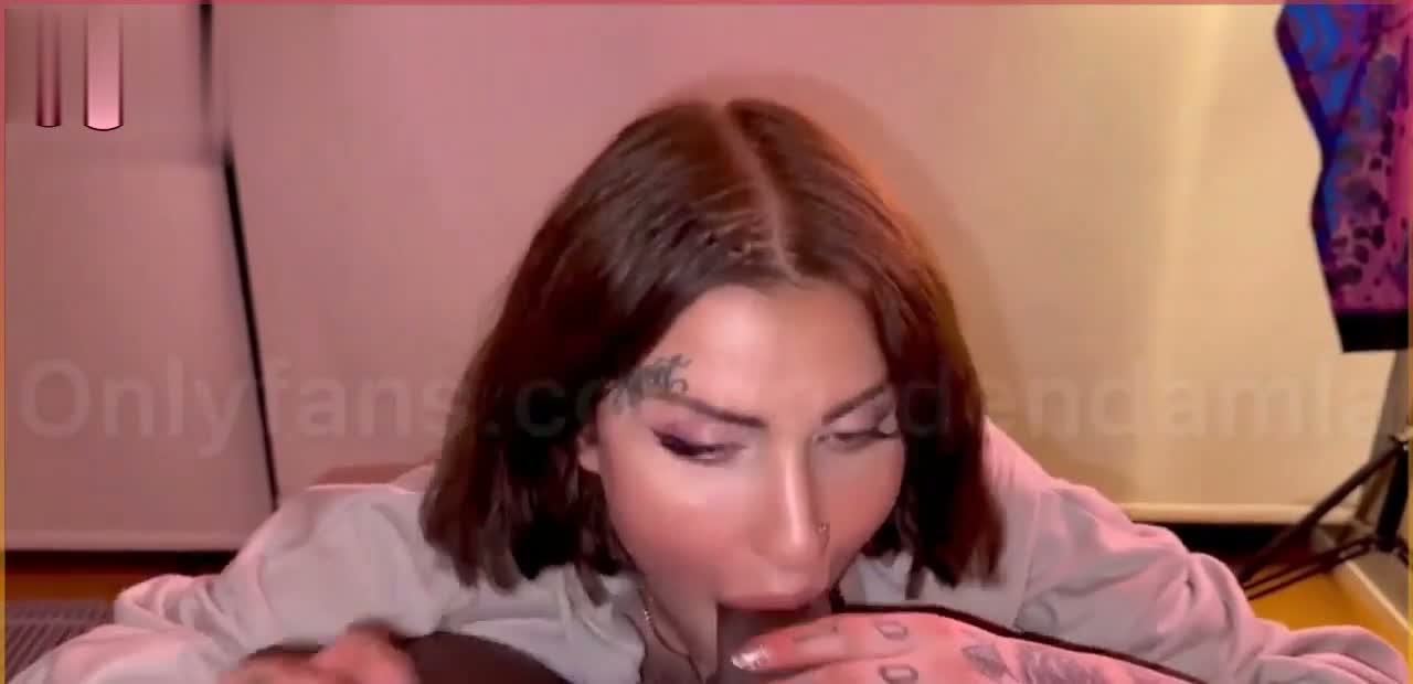 Damla Özden zencinin altına yatıyor